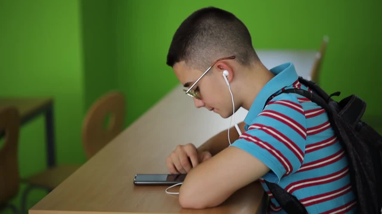 小男孩在课间休息视频素材