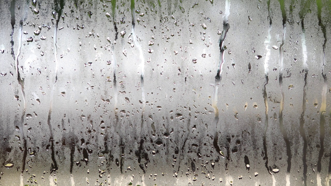 雨点落在窗玻璃表面视频下载