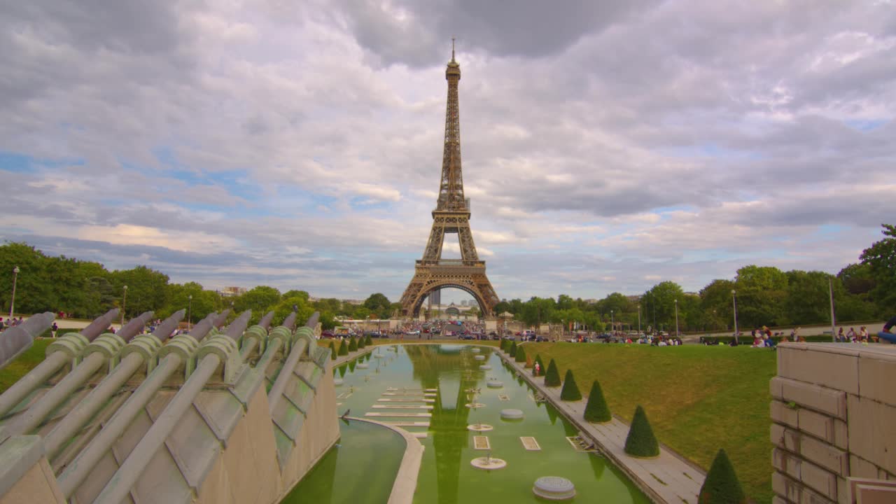 法国巴黎战神广场上的埃菲尔铁塔。夏日蔚蓝多云的天空，绿色的草坪视频下载