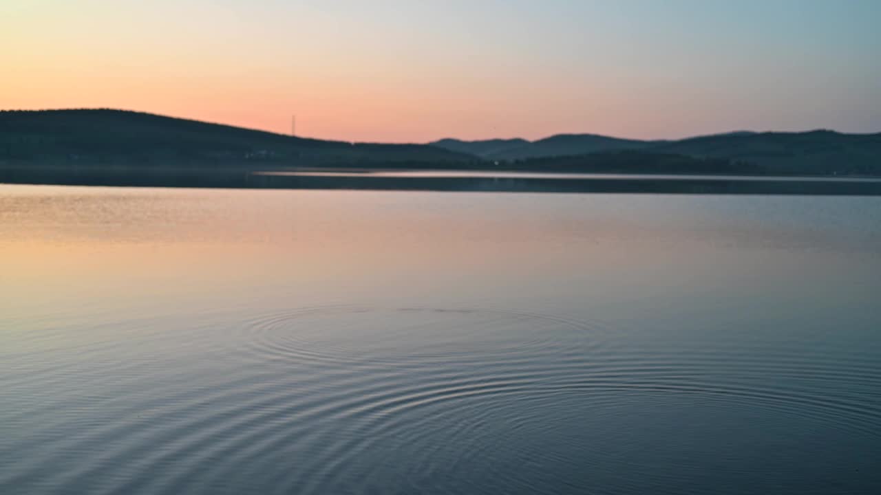平静的湖面上的夏日夕阳视频下载