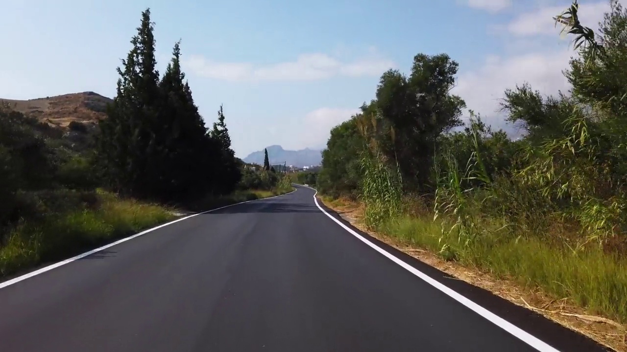 希腊景观驾驶汽车在沥青覆盖的山蛇形在橄榄树之间。视频下载