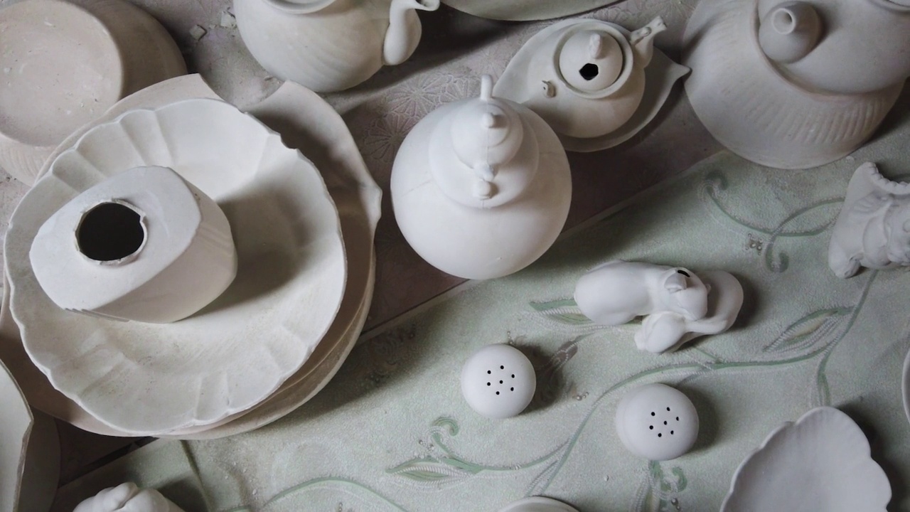 陶瓷工厂。在桌子和架子上晾晒马克杯、茶壶和水壶的粘土坯料。视频下载