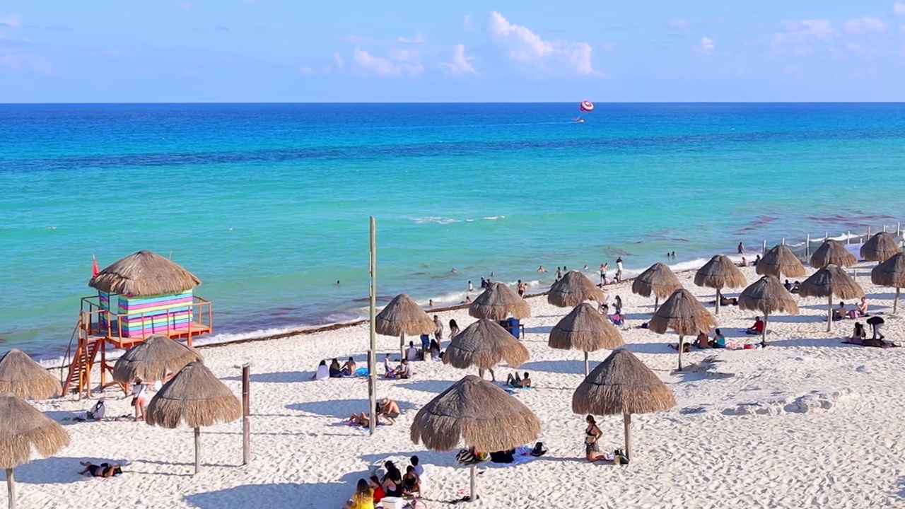 墨西哥昆塔纳罗奥坎昆海滩，阳光明媚视频下载