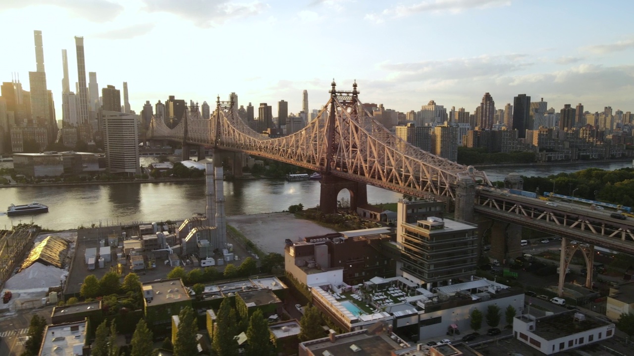 鸟瞰日落在纽约昆斯伯勒大桥视频下载