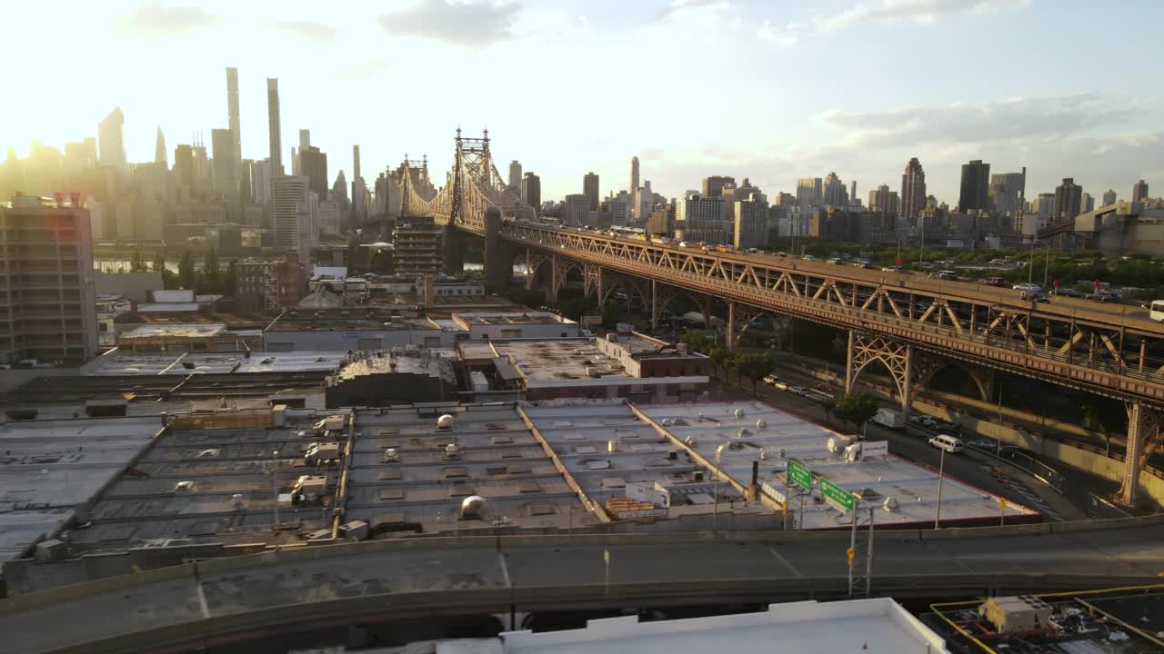 鸟瞰日落在纽约昆斯伯勒大桥视频下载