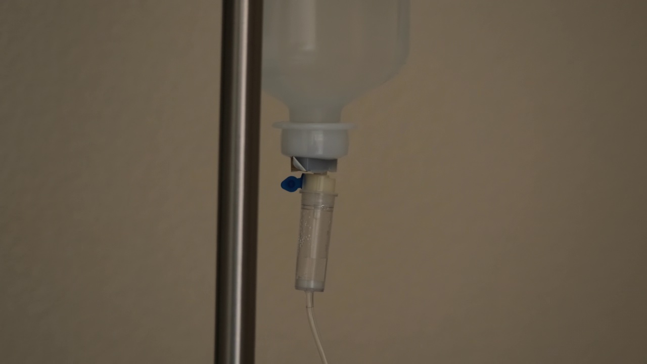 医院的医疗器械滴管视频素材