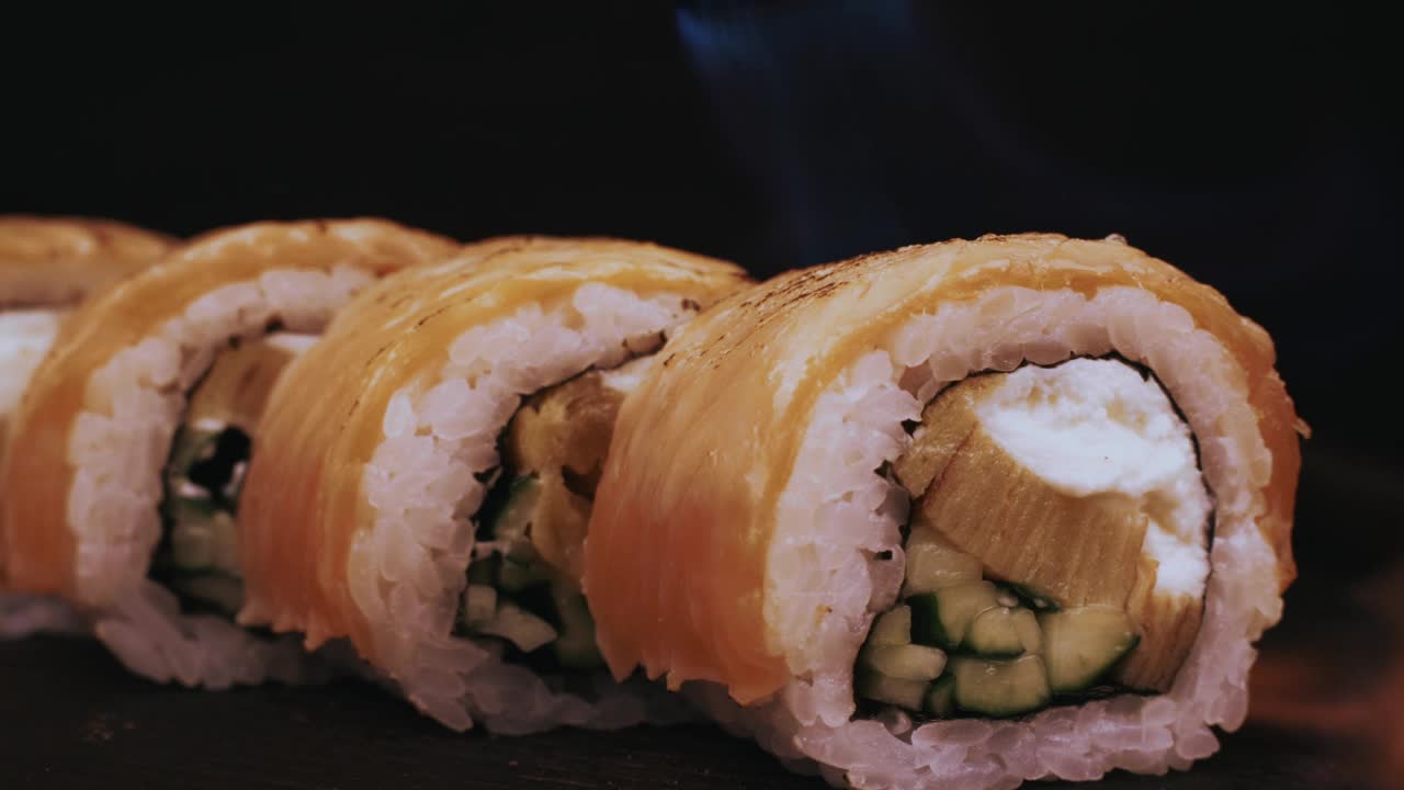 火食物慢动作。寿司的燃烧。4 k的片段视频下载