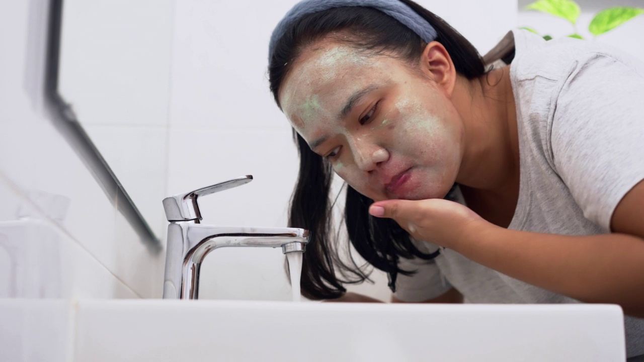 妇女洗脸后在浴室洗脸视频素材