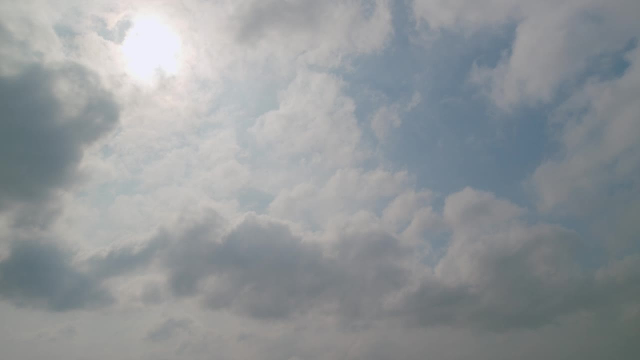 在有风的春天，蓬松卷曲的卷云。白云的背景。视频素材