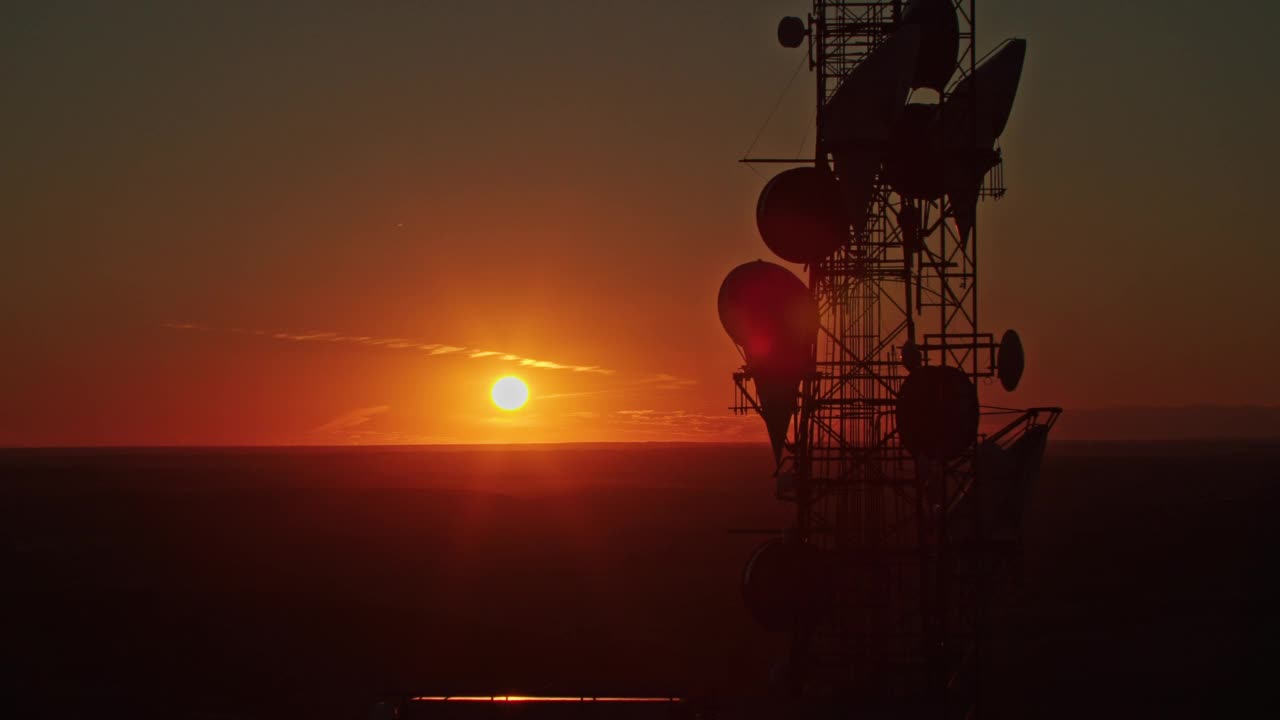 夕阳下的5g基站视频素材