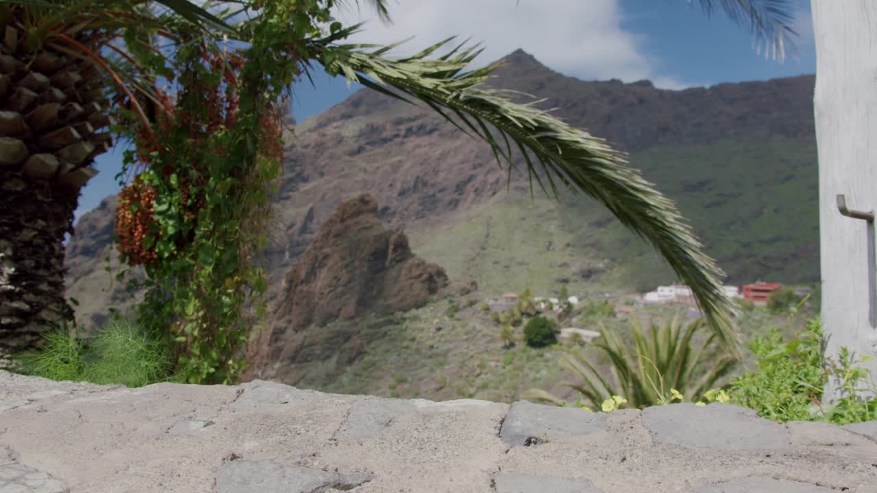 特写镜头:在加那利岛特内里费岛马斯卡峡谷村，穿着白色运动鞋的女人的脚走在小路上视频素材