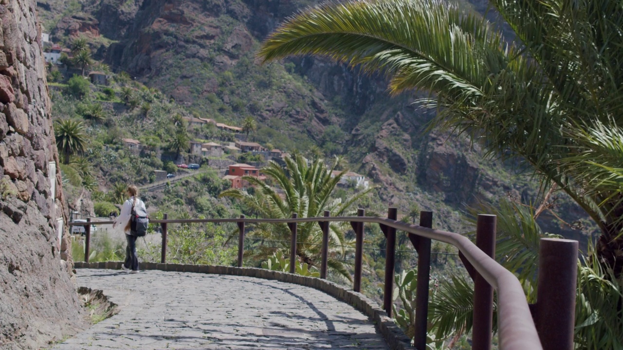 年轻的女子散步，享受马斯卡峡谷和村庄在特内里费岛，加那利群岛，西班牙。缓慢的运动。视频素材