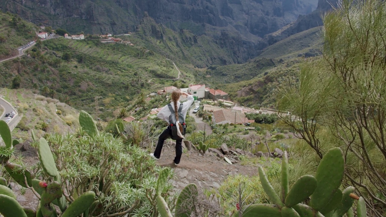 马斯卡峡谷和村庄在特内里费岛，加那利群岛，西班牙。年轻女子爬山，享受大自然。视频素材