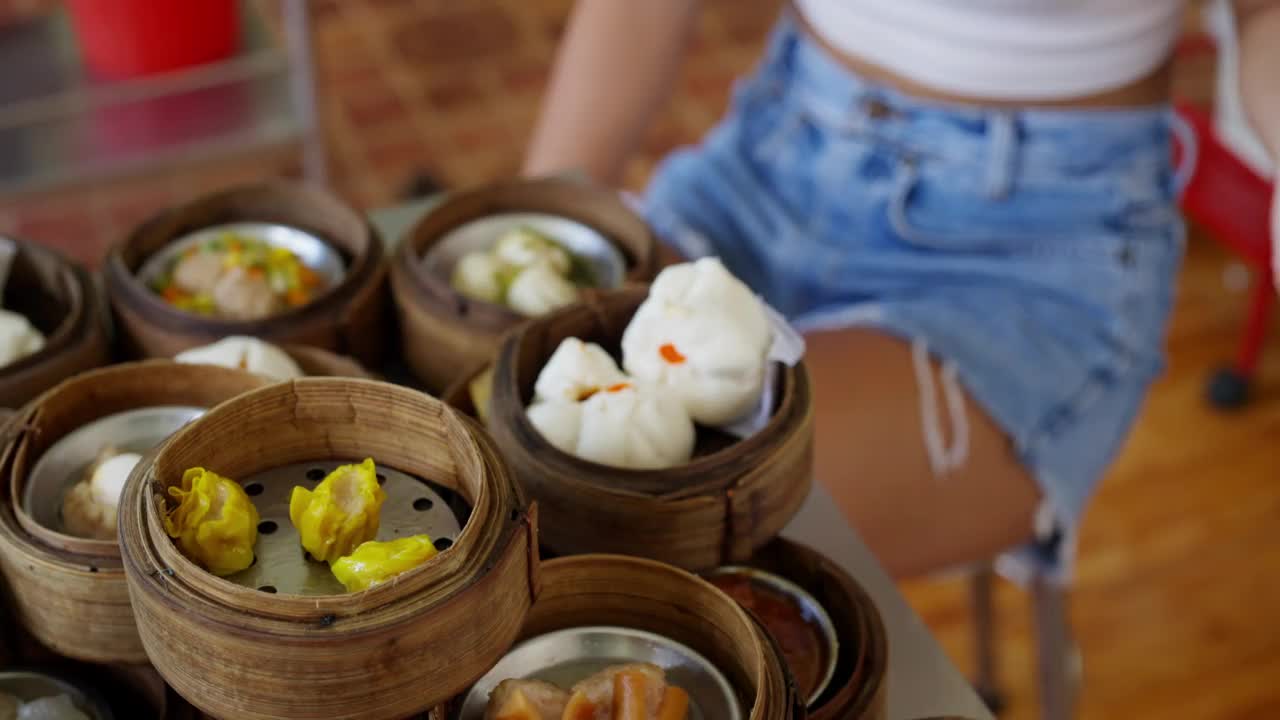 4K亚洲妇女吃中餐蒸饺子用筷子视频素材