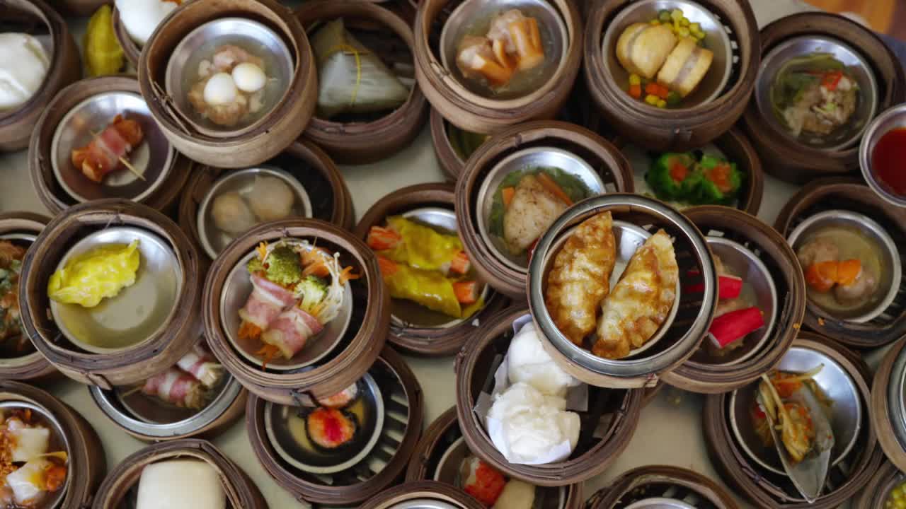 4K俯视图群亚洲妇女吃中国食品饺子用筷子视频下载
