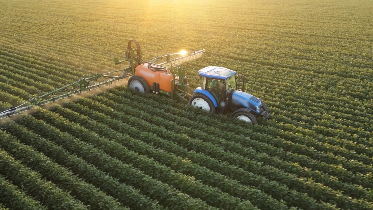 日落时分，农作物喷雾器在大豆田里工作视频素材