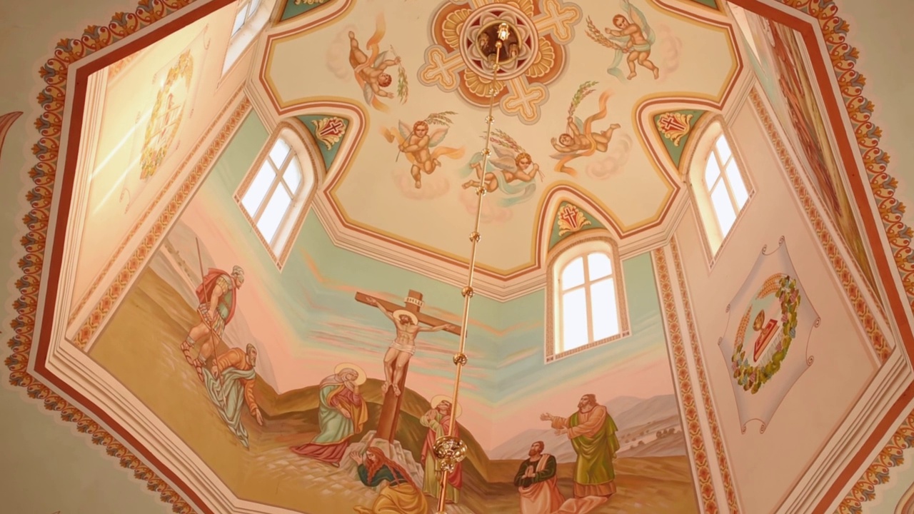 乌克兰简单的乡村教堂。图标描述。天花板上的艺术。乌克兰视频下载