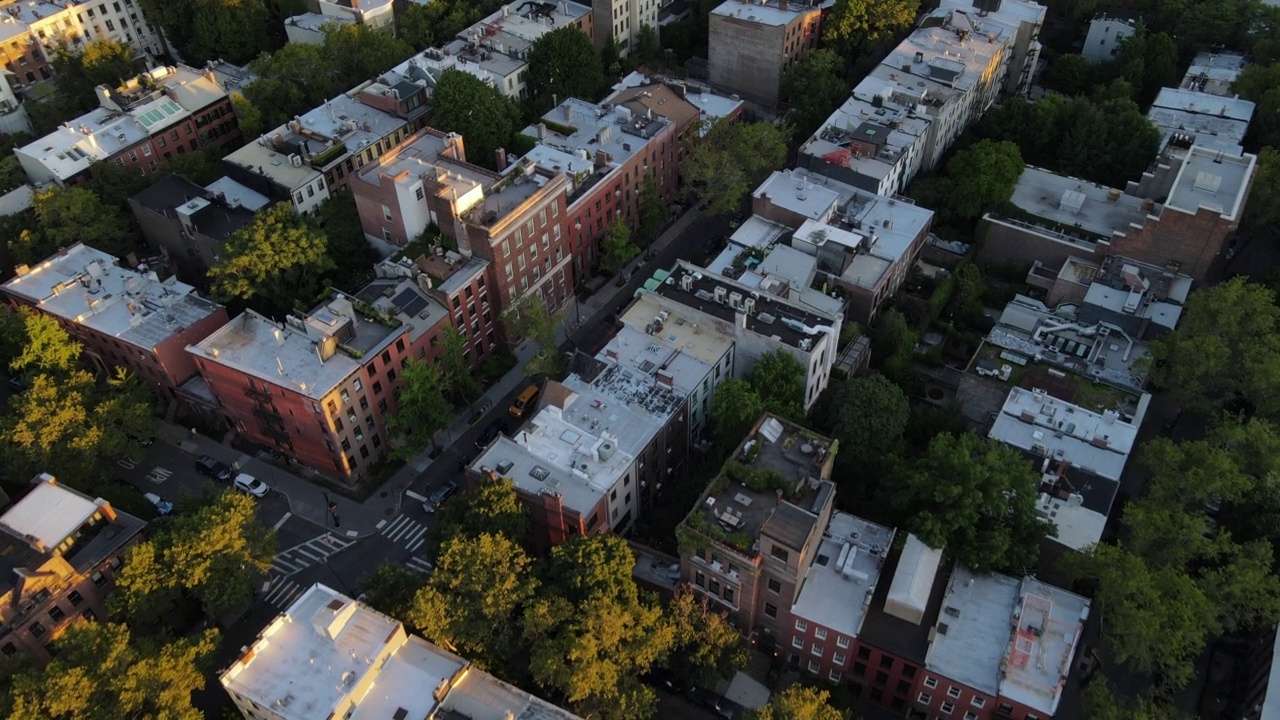 俯瞰布鲁克林街道和屋顶的鸟瞰图视频下载