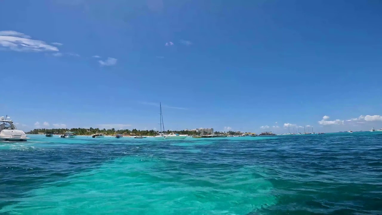 在墨西哥的Mujeres岛，北海滩停泊的休闲船只的4k镜头视频下载