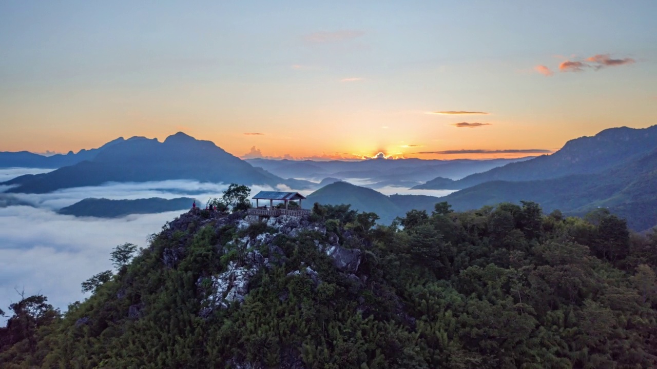 在老挝Nong khiaw山脉山谷的低云波的野生薄雾自然的日出天空的超消失视频下载