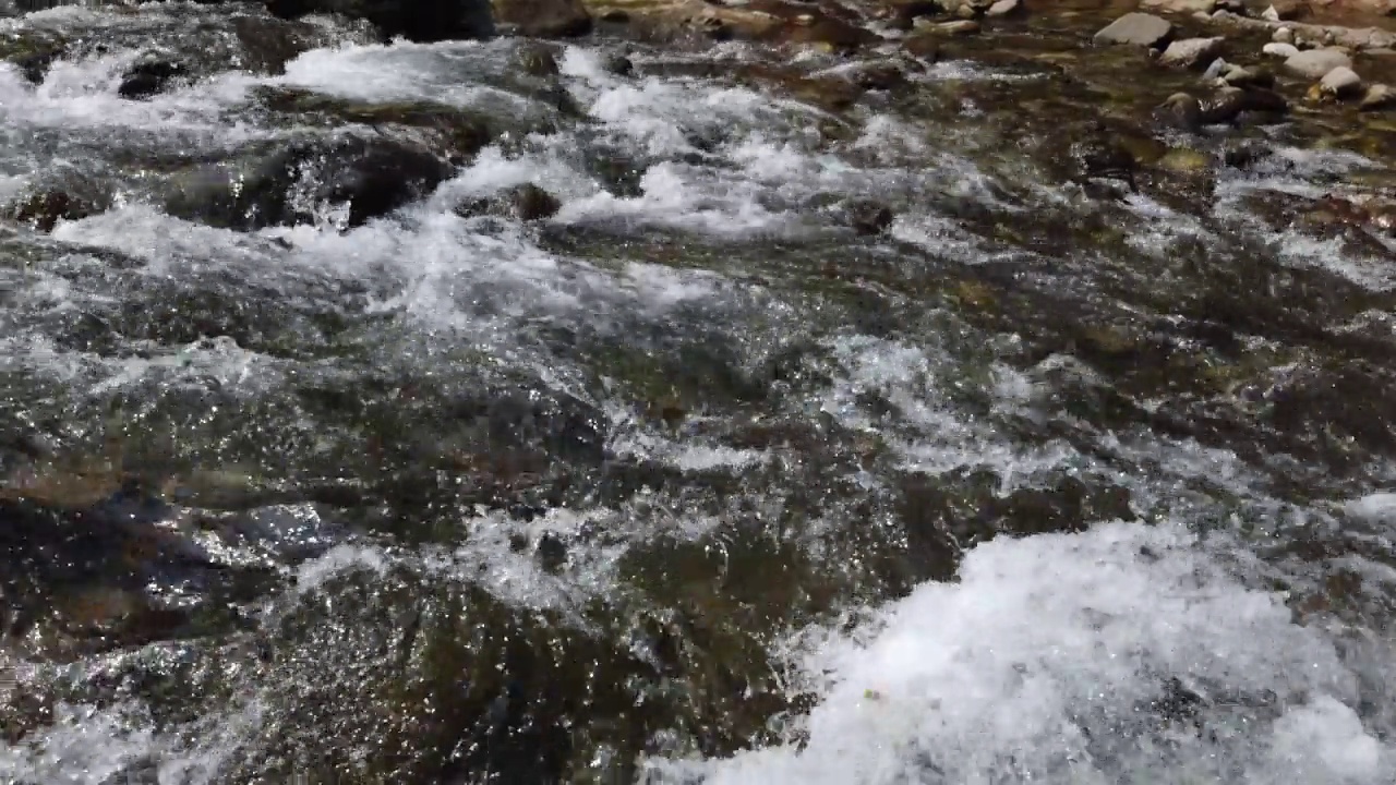 泉水在山间流动的特写视频下载