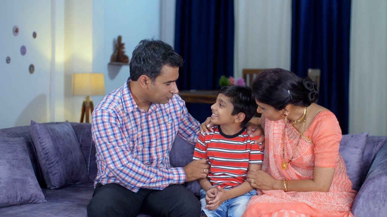 一个快乐的印度夫妻和他们的儿子——快乐的养育，闲暇时间，中产阶级家庭，核心家庭，独生子女视频素材