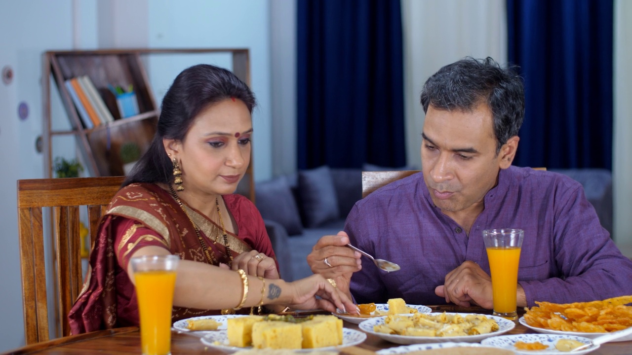 一个中年印度夫妻在吃食物——古吉拉特小吃，自制食物，家庭纽带视频素材