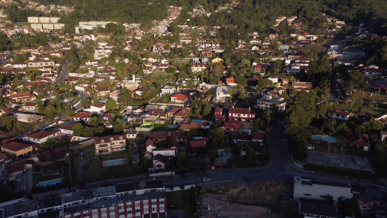 城市的鸟瞰图Teresópolis。在巴西里约热内卢的山区，有蓝色的天空和许多房子。无人驾驶飞机。苏茜,Teresopolis。阳光明媚的一天。日出视频素材