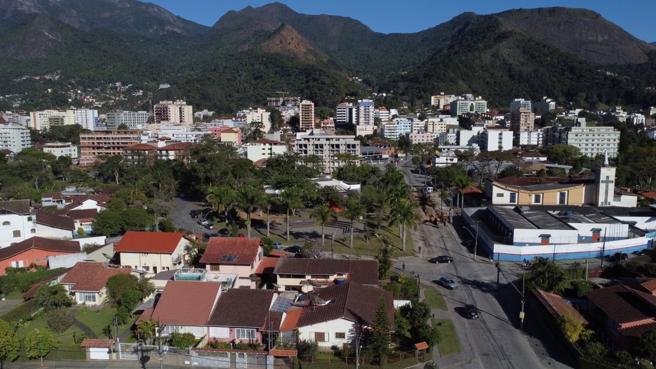 城市的鸟瞰图Teresópolis。在巴西里约热内卢的山区，有蓝色的天空和许多房子。无人驾驶飞机。苏茜,Teresopolis。阳光明媚的一天。日出视频素材