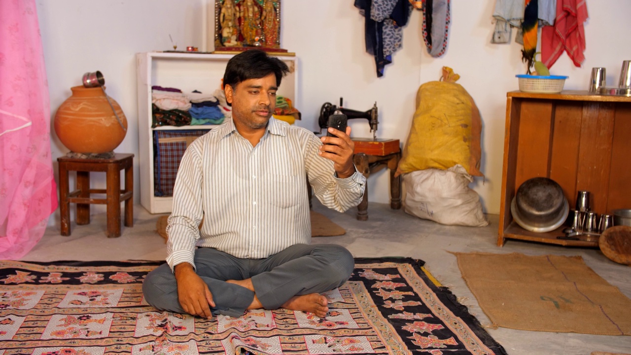 一个印度中年男子正在视频通话——使用科技，手机普及视频素材