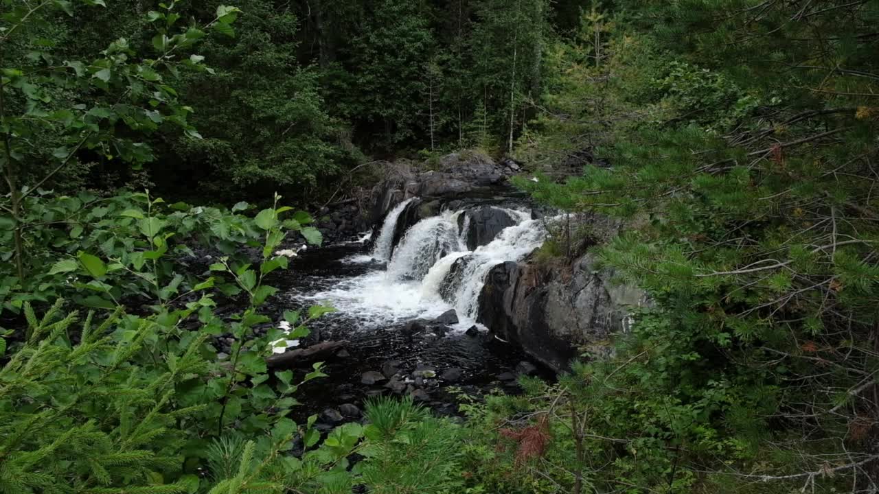 卡累利阿，梅德韦杰耶戈尔斯克，夏季山河上的小瀑布视频素材