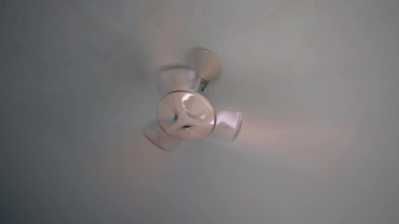 白色的金属风扇在天花板上旋转视频素材