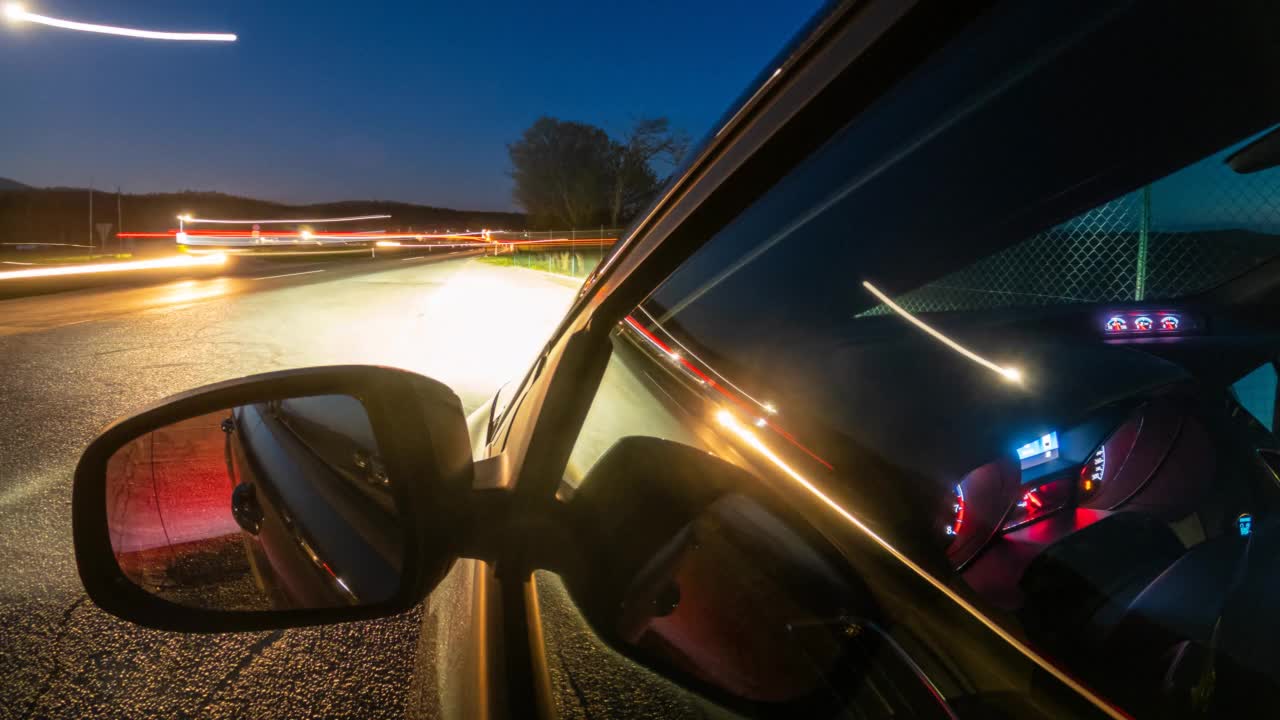 晚上在高速公路上开车，模糊的街道和车灯照亮了视频素材