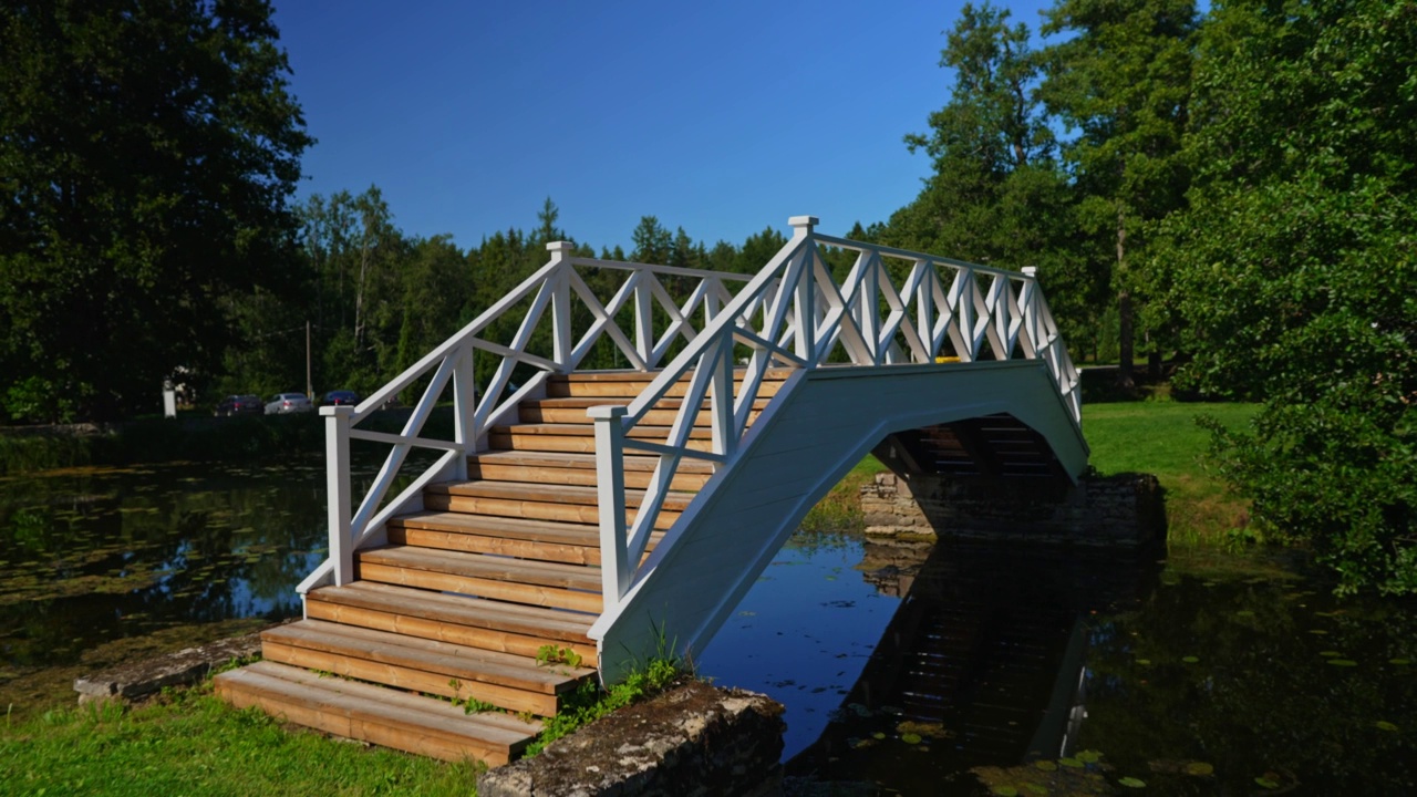爱沙尼亚Lahemaa国家公园的木桥。视频素材