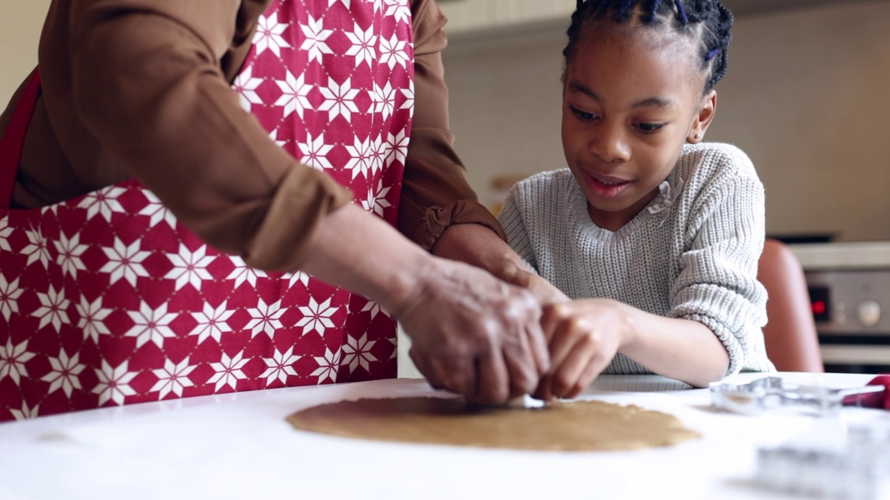 奶奶和孙女一起做圣诞姜饼视频素材