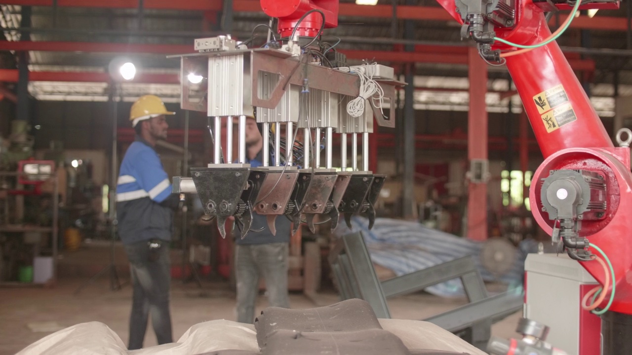 在工厂中进行操作的工业机器人视频素材