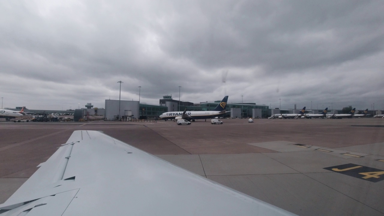 在英国曼彻斯特起飞的跑道上，乘客从小飞机窗口看到的景象视频下载