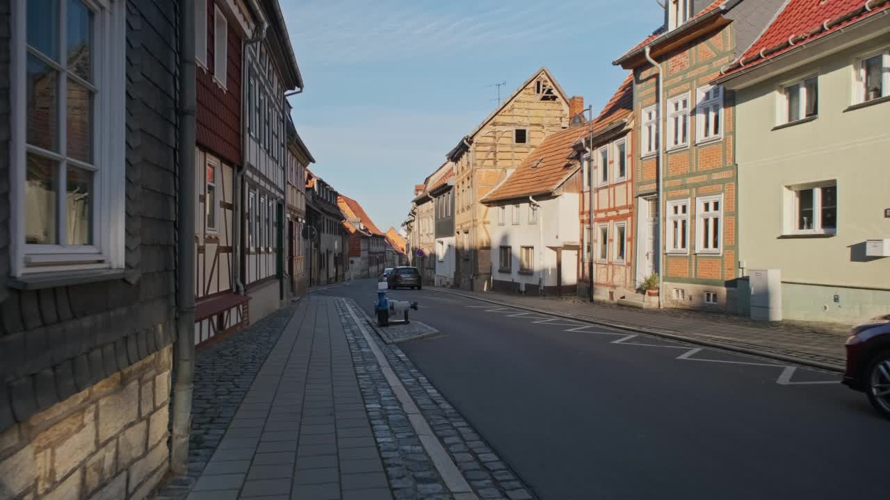摄影机:德国的中世纪小镇布莱希罗德。古老的城市街道。视频素材