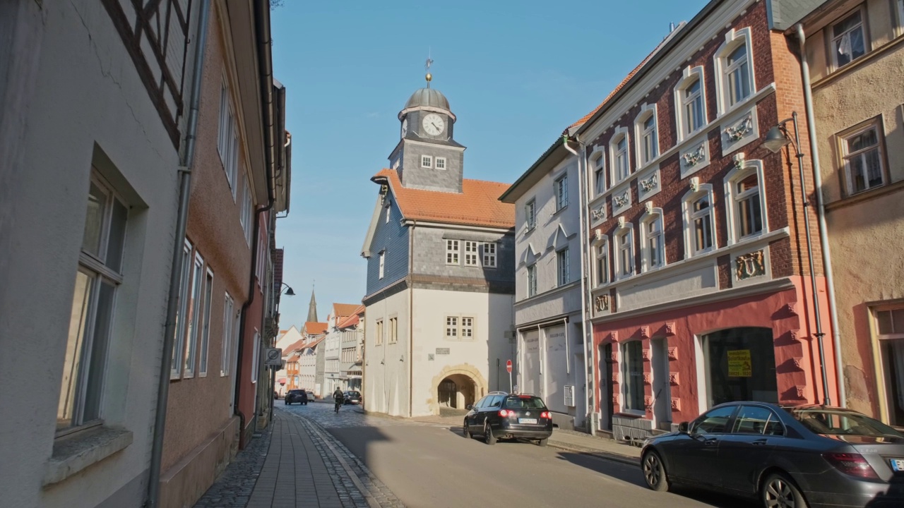 摄影机:德国的中世纪小镇布莱希罗德。古老的城市街道。视频素材