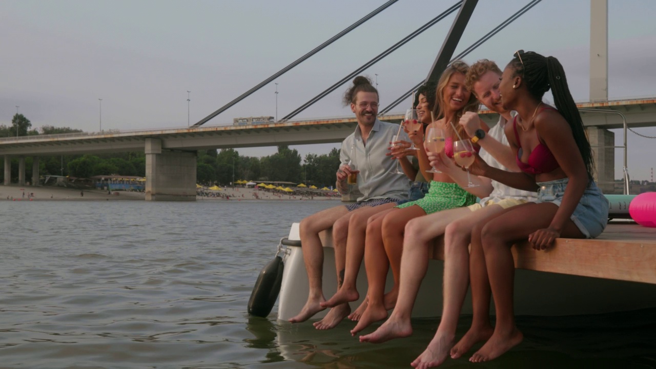 朋友们在内河船上聚会视频下载