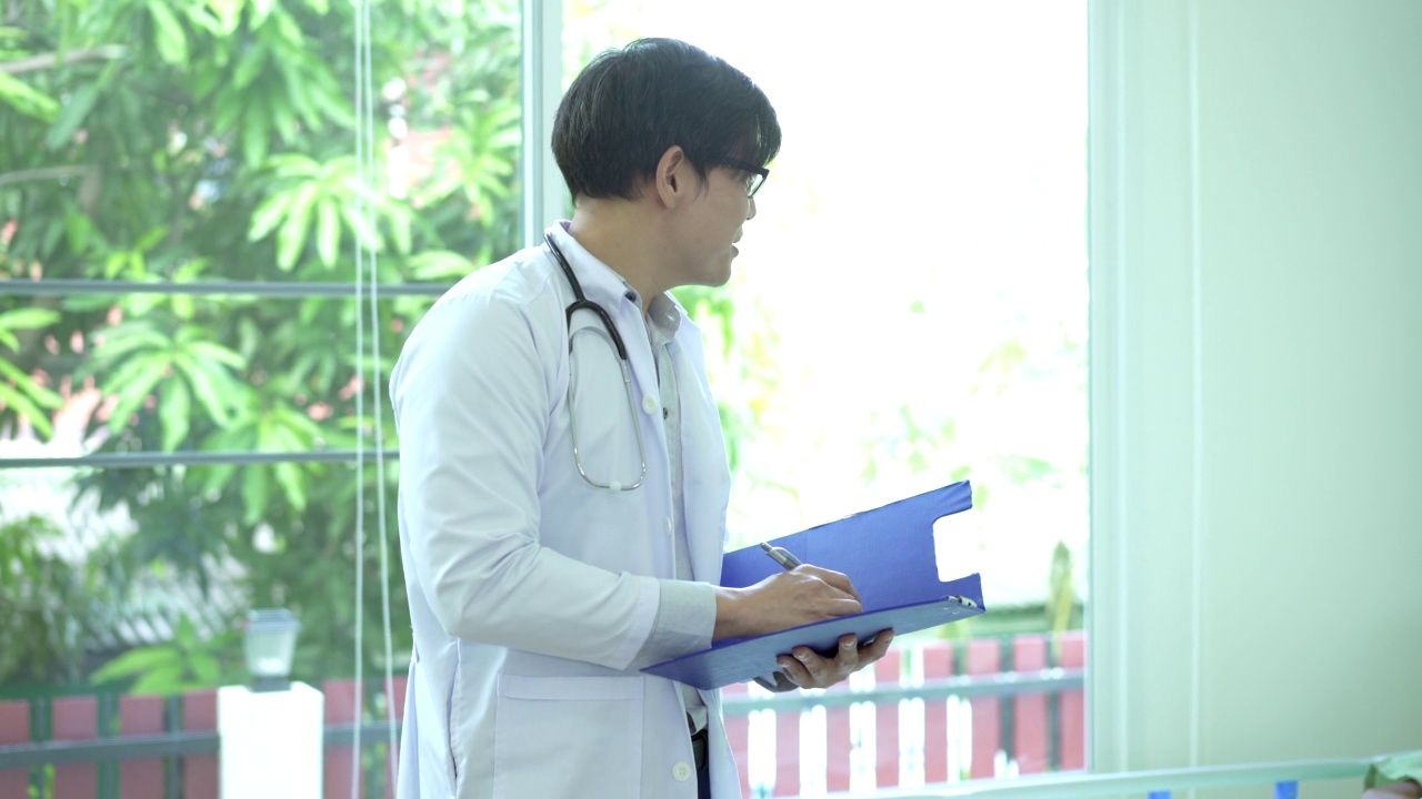在医院病房工作的亚洲医生。视频素材