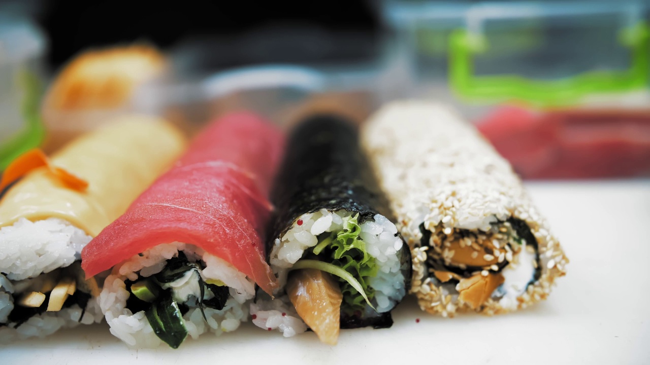 寿司。寿司卷。特写镜头。各种新鲜制作的寿司卷，有不同的馅料。日本的食物。烹饪。烹饪。亚洲食物视频素材