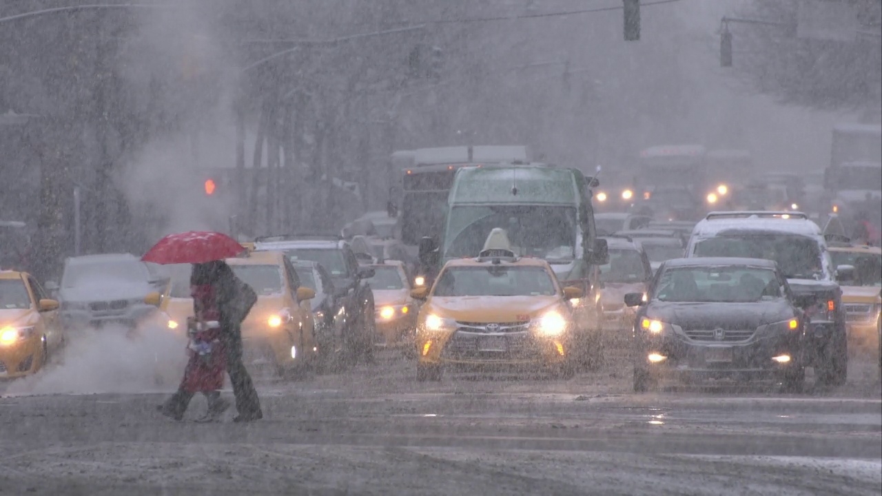 行人和出租车在大雪中视频素材