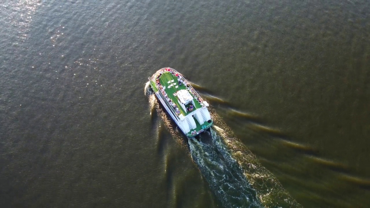 乌克兰米科莱夫，南布格河上的摩托艇视频素材