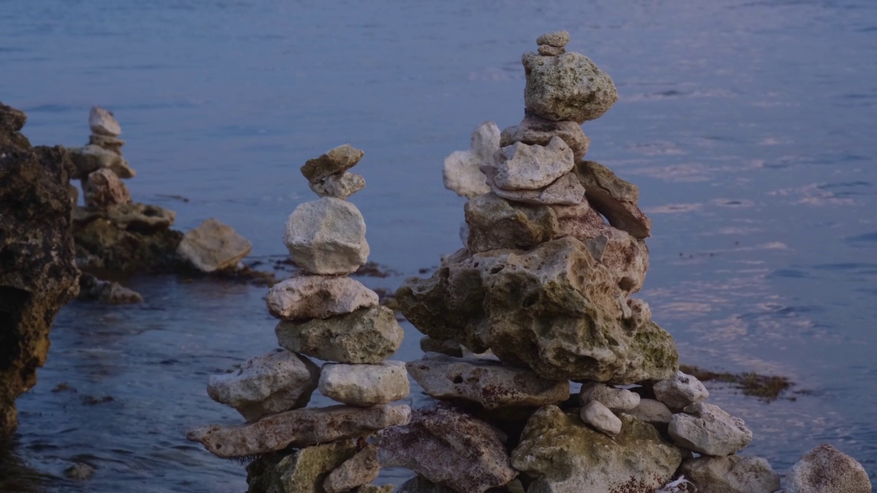 在夕阳的余晖中，石头堆叠成一座角楼。海洋风化灰岩视频素材