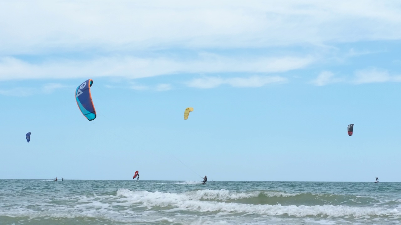 风筝在蓝天下冲浪。视频下载