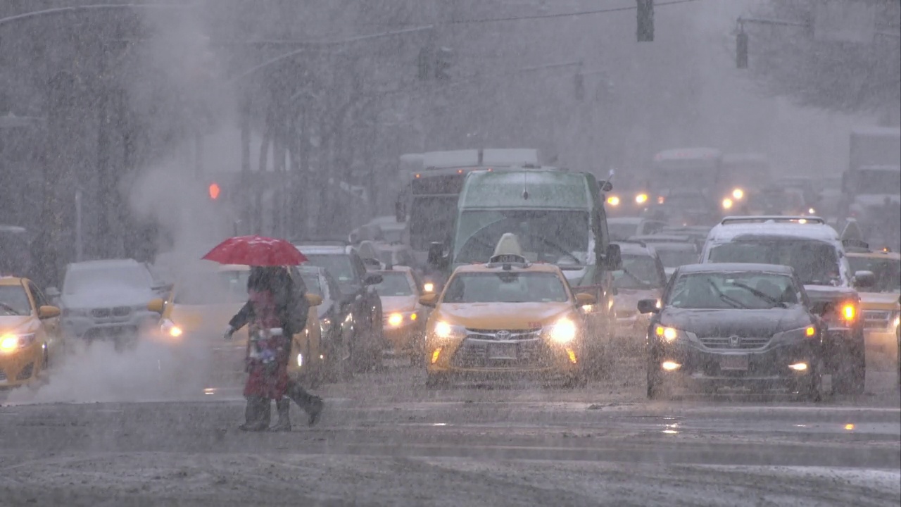 大雪中繁忙的曼哈顿十字路口视频下载
