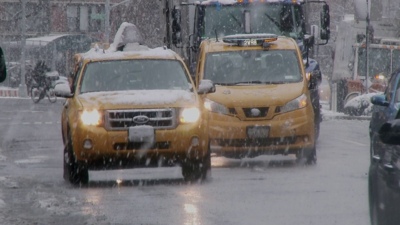 大雪中曼哈顿第六大道的交通状况视频素材