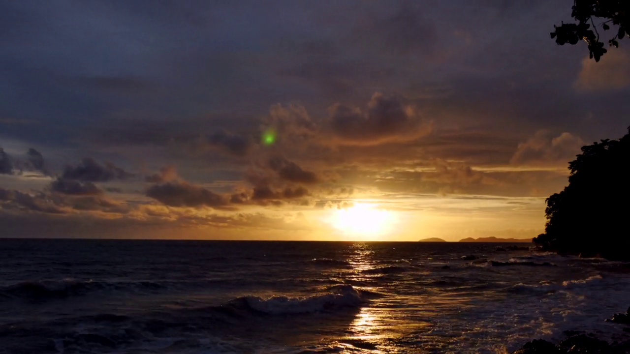 美丽的普遍Cloudscape背景的视频时间推移，在海上日落移动多云视频素材