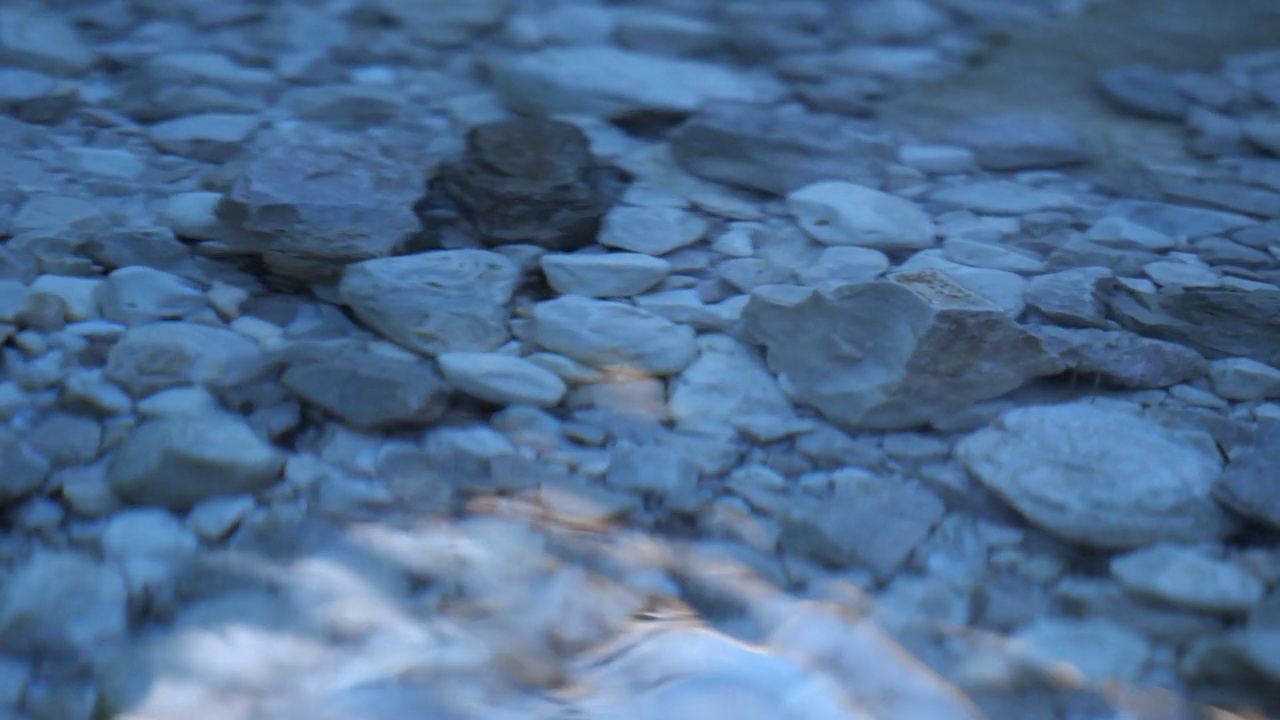 清澈的河水，透明的河水让你看到由岩石组成的底部视频下载